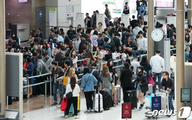 어린이날 황금연휴를 하루 앞둔 3일 오전 인천 중구 인천국제공항 출국장이 여행객들로 북적이고 있다. © News1