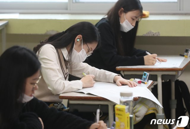 7일 오전 대전 서구 서대전 여자고등학교에서 3학년 학생들이 올해 첫 전국연합학력평가를 치르고 있다. © News1
