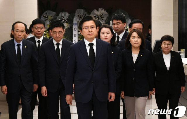 황교안 자유한국당 대표 및 지도부가 11일 오전 서울 서대문구 신촌세브란스 병원 장례식장에 마련된 고 이희호 여사 빈소로 들어서고 있다. © News1