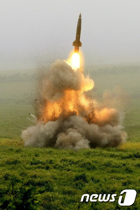 북한이 지난달 4일 오전 강원도 원산 호도반도 일대에서 여러 발의 단거리 미사일을 발사했다. (뉴스1 DB) 2019.5.4/뉴스1