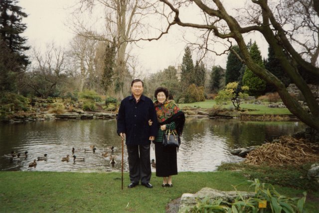 대선 실패 후 영국유학(1993년)을 떠났을 당시 김대중-이희호 부부가 영국 케임브리지대학교 인근에서 다정하게 포즈를 취하고 있다/ 1993