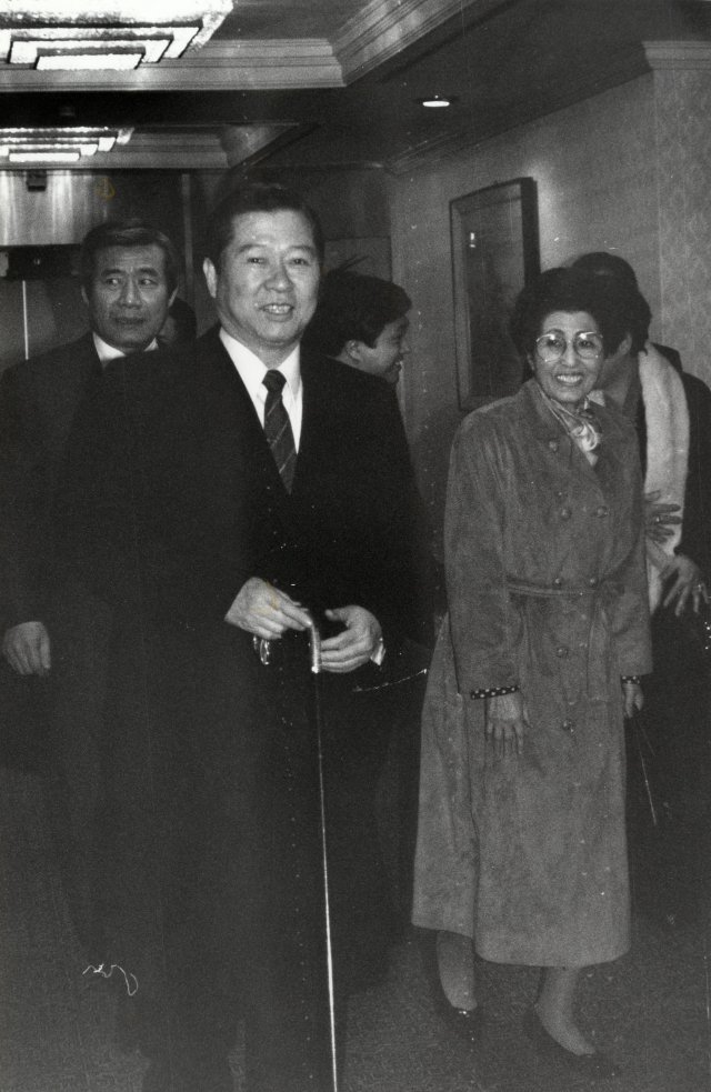 김대중 평민당 총재 내외가 유럽 5개국을 순방하기 위해 김포공항을 나서고 있다/ 1989