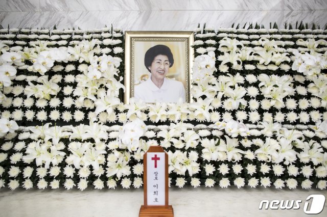 11일 오전 서울 서대문구 신촌세브란스병원 장례식장에 마련된 고 이희호 여사의 빈소에 영정과 위패가 놓여있다. 2019.6.11/뉴스1