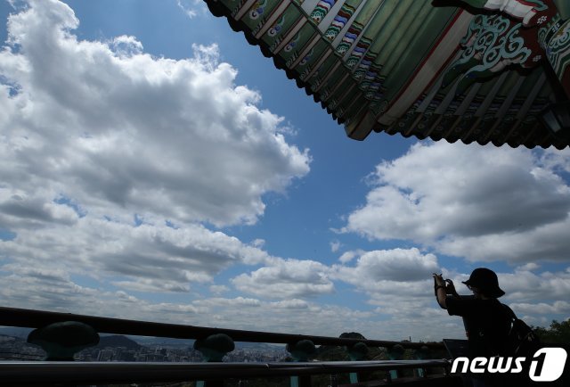 전국적으로 미세먼지 농도가 ‘좋음’ 단계를 나타내 맑은 하늘이 모습을 드러낸 11일 오전 서울 종로구 북악팔각정에서 한 시민이 푸른 하늘을 찍고 있다. © News1