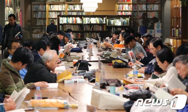 서울 종로구 교보문고 광화문점에서 책을 읽는 사람들./뉴스1 © News1
