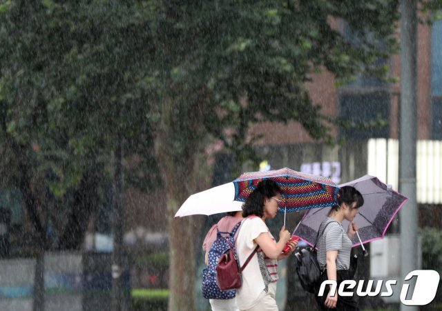여름 소나기(뉴스1 DB) © News1