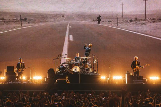 세계적 록그룹 U2가 1976년 결성 이후 43년 만인 올해 12월8일 서울 고척스카이돔에서 내한공연을 펼친다. 사진제공｜라이브네이션코리아·Danny North