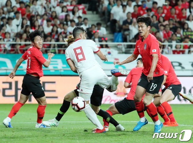 11일 오후 서울 마포구 상암동 서울월드컵경기장에서 열린 축구 국가대표팀 평가전 대한민국과 이란의 경기에서 김영권이 자책골을 넣고 있다. 2019.6.11/뉴스1 © News1