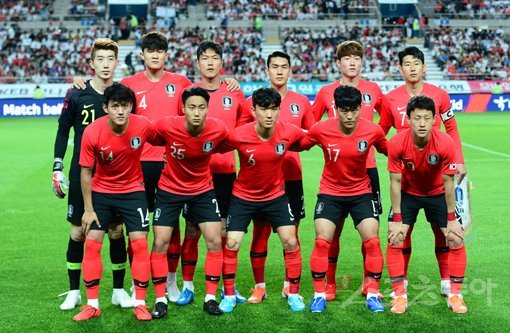 11일 서울 상암동 서울월드컵경기장에서 한국과 이란의 축구대표팀 평가전 경기가 열렸다. 한국 축구대표팀 선수들이 기념촬영을 하고 있다. 상암｜김민성 기자 marineboy@donga.com
