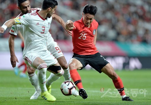 11일 서울 상암동 서울월드컵경기장에서 한국과 이란의 축구대표팀 평가전 경기가 열렸다. 한국 백승호(오른쪽)가 이란 수비수를 제치며 돌파하고 있다. 상암｜김민성 기자 marineboy@donga.com