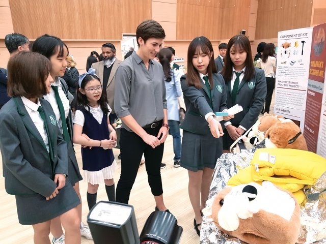 지난달 17일 제주 서귀포시 대정읍 세인트존스베리아카데미 제주(SJA Jeju)에서는 이 학교 8학년 학생들의 ‘캡스톤 데이’가 진행됐다. 학생들은 팀을 이뤄 가상의 회사를 창업하고, 제품을 개발한 뒤 사업계획안을 발표했다. 발표회가 열리기 전, 소강당에서 학생들이 제품 시연회와 설명회를 가졌다. 서귀포=김상훈 기자 corekim@donga.com