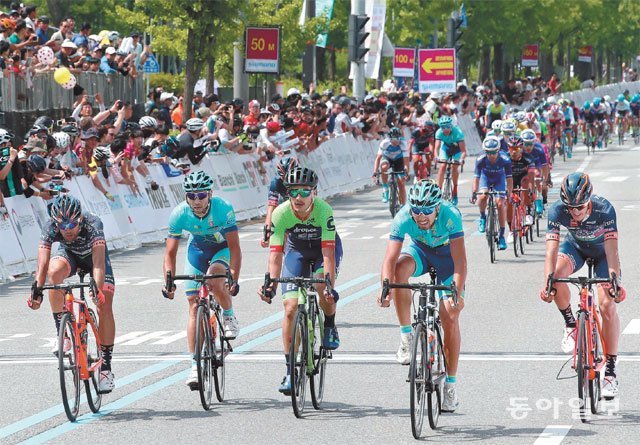 국내 유일의 국제사이클연맹(UCI) 도로 대회 ‘투르 드 코리아 2019’가 12일 대장정의 막을 올린다. 산악 코스가 줄고 평탄한 지형이 많아진 이번 코스는 평지를 빠른 속도로 달리는 스프린터에게 유리하다는 평가다. 동아일보DB