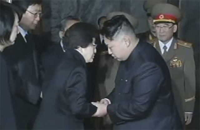 2011년 12월 북한 김정일 국방위원장 사망 당시 방북했던 이희호 여사(왼쪽)가 김정은 북한 국무위원장과 손을 맞잡고 애도의 뜻을 전하고 있다. 뉴시스