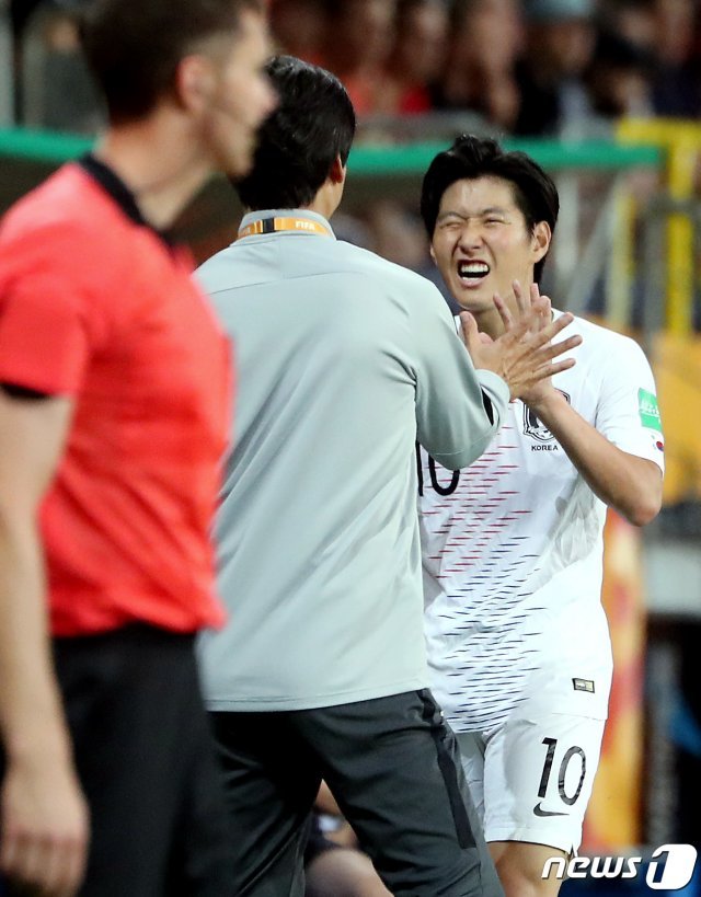 11일 오후(현지시간) 폴란드 아레나 루블린에서 열린 ‘’2019 국제축구연맹(FIFA) U-20 월드컵‘’ 4강전 대한민국과 에콰도르의 경기에서 후반 교체된 이강인 선수가 정정용 감독과 하이파이브를 나누고 있다. 

대표팀이 에콰도르를 제압하면 이탈리아를 꺾고 결승에 선착한 우크라이나와 오는 16일 우치에서 결승전을 펼친다. 2019.6.12/뉴스1