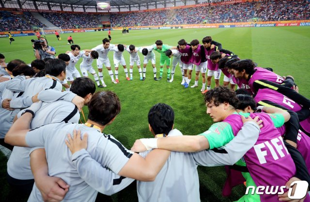 12일 (한국시간) 폴란드 아레나 루블린에서 열린 ‘2019 국제축구연맹(FIFA) U-20 월드컵’ 4강전 대한민국과 에콰도르의 경기에서 대표팀이 어깨를 걸고 각오를 다지고 있다.  2019.6.12/뉴스1 © News1