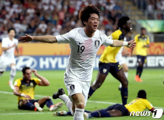 12일(한국시간) 폴란드 아레나 루블린에서 열린 ‘2019 국제축구연맹(FIFA) U-20 월드컵’ 4강전 대한민국과 에콰도르의 경기에서 전반 선제골을 넣은 최준 선수와 두 팔을 벌려 기쁨을 표현하고 있다.2019.6.12/뉴스1 © News1