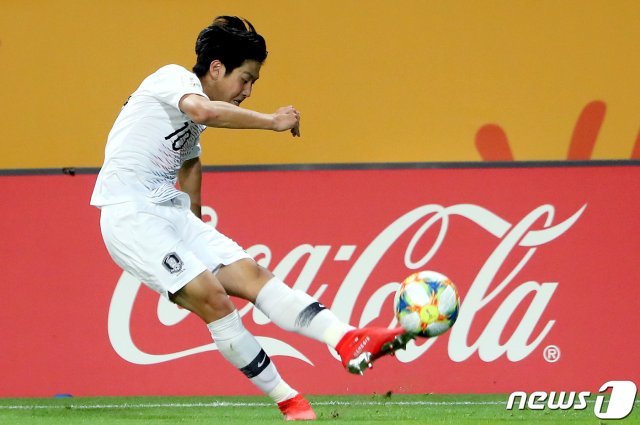 11일 오후(현지시간) 폴란드 아레나 루블린에서 열린 ‘’2019 국제축구연맹(FIFA) U-20 월드컵‘’ 4강전 대한민국과 에콰도르의 경기에서 이강인 선수가 상대 문전을 향해 볼을 올리고 있다.  

이날 대한민국 대표팀은 1:0으로 에콰도르를 꺾고 사상 첫 결승 진출을 확정했다.     

대표팀은 이탈리아를 꺾고 결승에 선착한 우크라이나와 오는 16일 우치에서 결승전을 펼친다. 2019.6.12/뉴스1