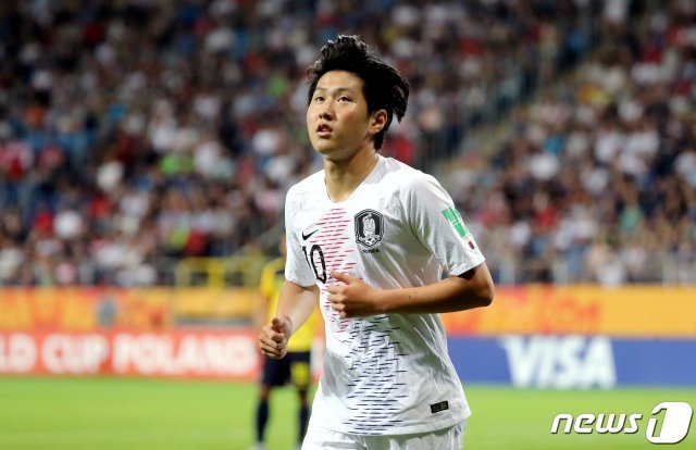 11일 오후(현지시간) 폴란드 아레나 루블린에서 열린 ‘2019 국제축구연맹(FIFA) U-20 월드컵’ 4강전 대한민국과 에콰도르의 경기에서 이강인 선수가 코너킥을 차기 위해 이동하고 있다. 이날 대한민국 대표팀은 1:0으로 에콰도르를 꺾고 사상 첫 결승 진출을 확정했다. 대표팀은 이탈리아를 꺾고 결승에 선착한 우크라이나와 오는 16일 우치에서 결승전을 펼친다. 2019.6.12/뉴스1 © News1