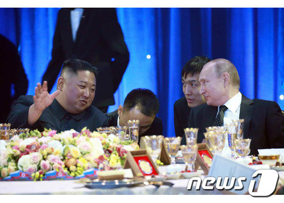 지난 4월 블라디보스토크에서 열린 북러 정상회담에서 만난 김정은 국무위원장(왼쪽)과 블라디미르 푸틴 러시아 대통령. (노동신문) 2019.4.26./© 뉴스1