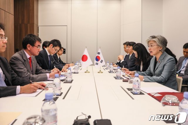 강경화 외교부 장관(오른쪽)과 고노 다로 일본 외무상이 지난달 23일(현지시간) 프랑스 파리에서 열린 경제협력개발기구(OECD) 각료이사회 참석을 계기로  회담을 하고 있다. (외교부 제공) 2019.5.24/뉴스1