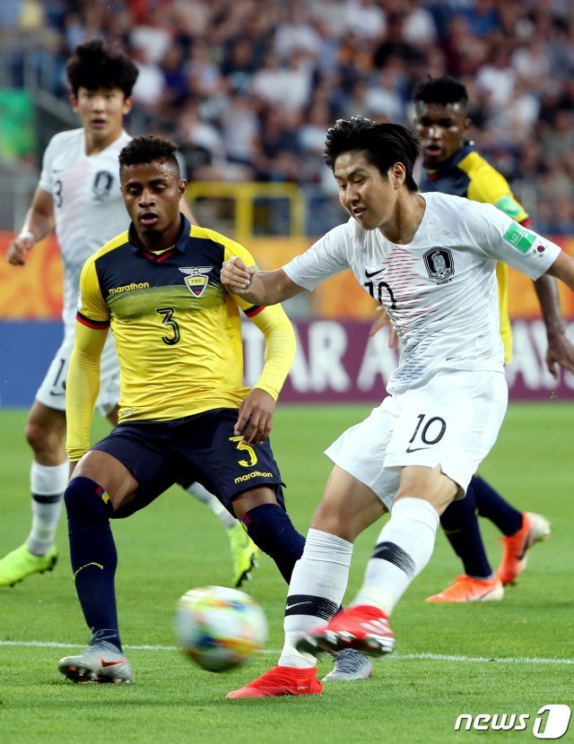 11일 오후(현지시간) 폴란드 아레나 루블린에서 열린 ‘2019 국제축구연맹(FIFA) U-20 월드컵’ 4강전 대한민국과 에콰도르의 경기에서 이강인 선수가 슛을 날리고 있다. 대표팀이 에콰도르를 제압하면 이탈리아를 꺾고 결승에 선착한 우크라이나와 오는 16일 우치에서 결승전을 펼친다. 2019.6.12/뉴스1 © News1