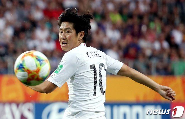 11일 오후(현지시간) 폴란드 아레나 루블린에서 열린 ‘2019 국제축구연맹(FIFA) U-20 월드컵’ 4강전 대한민국과 에콰도르의 경기에서 이강인 선수가 상대 선수에 맞고 빠지는 볼을 바라보고 있다. 대표팀이 에콰도르를 제압하면 이탈리아를 꺾고 결승에 선착한 우크라이나와 오는 16일 우치에서 결승전을 펼친다. 2019.6.12/뉴스1 © News1