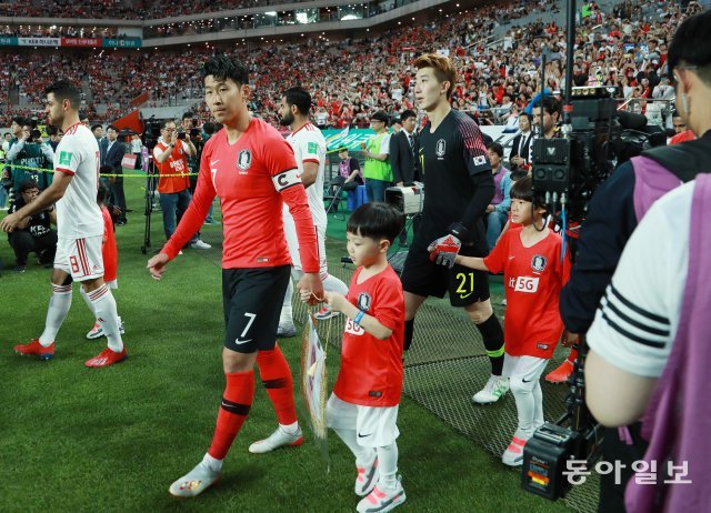 11일 오후 서울월드컵경기장에서 열린 축구대표팀 한국과 이란의 평가전. 선수들이 입장하고 있다. 송은석 기자 silverstone@donga.com