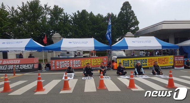 대우조선지회 관계자들이 12일 오전 경남 거제 대우조선해양 옥포조선소 출입구에서 농성을 벌이고 있다.(노조 제공)2019.6.12© 뉴스1