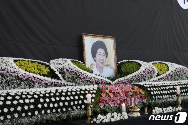 광주시청 1층 분향소의 故 이희호 여사의 사진. 2019.6.12/뉴스1 © News1