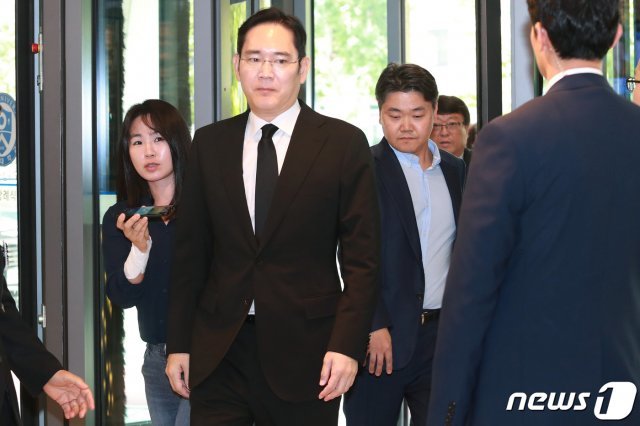 이재용 삼성전자 부회장이 12일 오전 고(故) 김대중 전 대통령 부인 이희호 여사의 빈소가 마련된 서울 서대문구 신촌 세브란스병원 장례식장으로 들어서고 있다. 2019.6.12/뉴스1 © News1