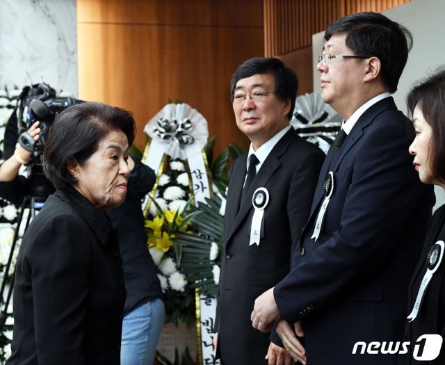 전두환 전 대통령 부인 이순자 여사가 12일 오전 고(故) 김대중 전 대통령 부인 이희호 여사의 빈소가 마련된 서울 서대문구 신촌 세브란스병원 장례식장을 찾아 조문을 하고 있다. 2019.6.12/뉴스1 © News1