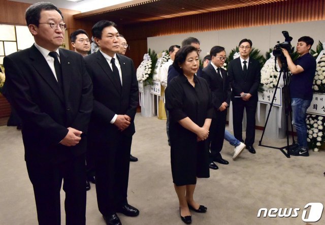 현정은 현대그룹 회장이 12일 오후 고(故) 김대중 전 대통령 부인 이희호 여사의 빈소가 마련된 서울 서대문구 신촌 세브란스병원 장례식장을 찾아 조문을 하고 있다. 2019.6.12/뉴스1 © News1