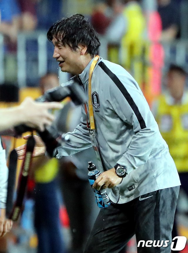 정정용 U-20 대표팀 감독이 11일 오후(현지시간) 폴란드 아레나 루블린에서 열린 ‘2019 국제축구연맹(FIFA) U-20 월드컵’ 4강전 대한민국과 에콰도르의 경기에서 1:0으로 승리하며 결승에 진출, 선수들의 자축 물세례에 흠뻑 젖어 있다. © 뉴스1