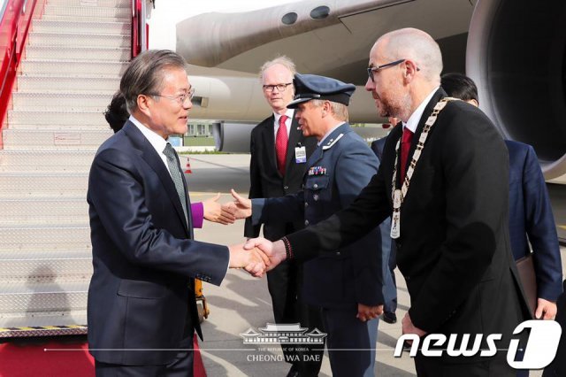 문재인 대통령이 11일 오후 (현지시간) 노르웨이 오슬로 가르드모온 공군기지에 도착해 스톨레 울렌사케르 시장과 인사하고 있다. (청와대 페이스북)