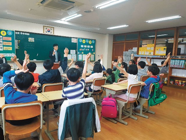유진저축은행은 1사1교 금융교육의 일환으로 자매결연을 한 수원매화초등학교에서 교육을 실시했다.