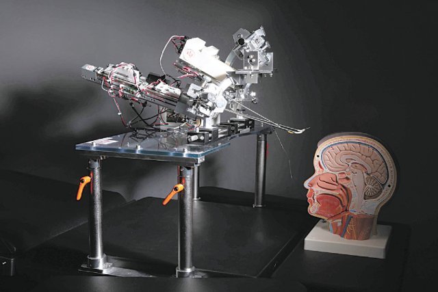 한국과학기술연구원의 뇌, 척추 등 미세한 수술이 가능한 차세대 수술 로봇이다.
