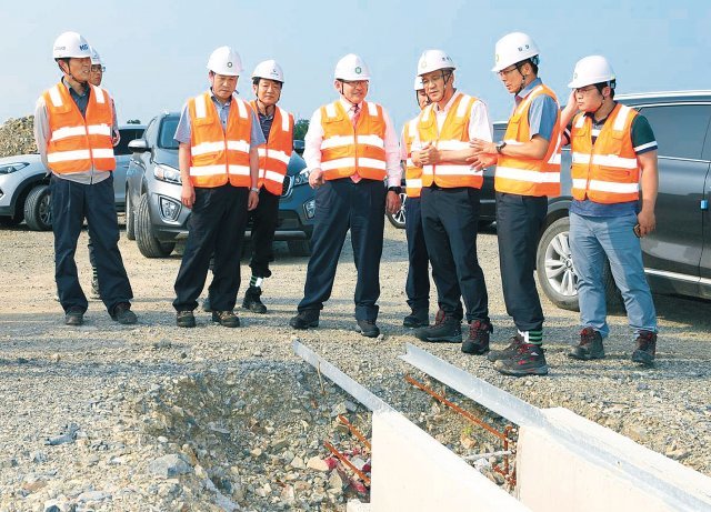 한국원자력환경공단 차성수 이사장(가운데)이 방폐장 2단계 건설현장을 찾아 안전점검 활동을 벌이고 있다.