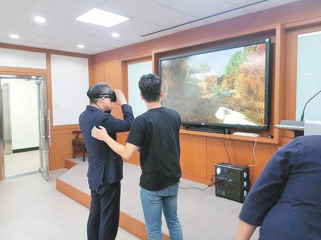 알마로꼬가 산림청 관계자들 앞에서 VR 콘텐츠를 시연하고 있다.