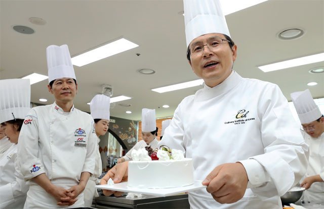 “케이크 만들었어요” 자유한국당 황교안 대표(오른쪽)가 12일 경기 부천시 한국외식조리직업전문학교에서 손수 만든 케이크를 취재진에게 들어 보이고 있다. 부천=뉴시스