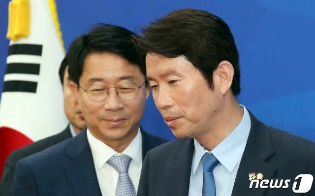 이인영 더불어민주당 원내대표와 조정식 정책위 의장이 13일 서울 여의도 국회에서 열린 정책조정회의에 참석하고 있다. 2019.6.13/뉴스1 © News1