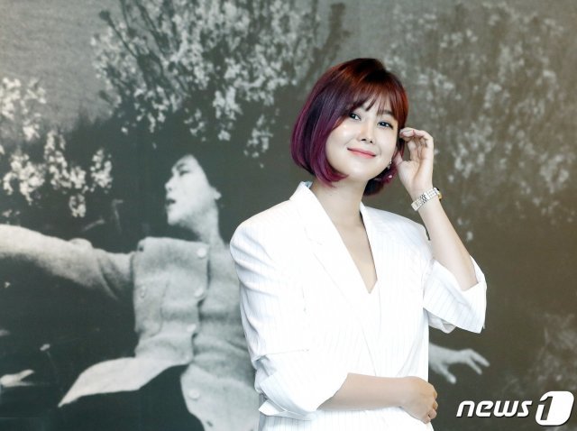 솔비(본명 권지안)가 13일 오전 서울 인사 가나아트센터에서 열린 개인전 ‘리얼 리얼리티(Real Reality)’ 기자회견에 앞서 자신의 그림 앞에서 포즈를 취하고 있다. 2019.6.13/뉴스1 © News1