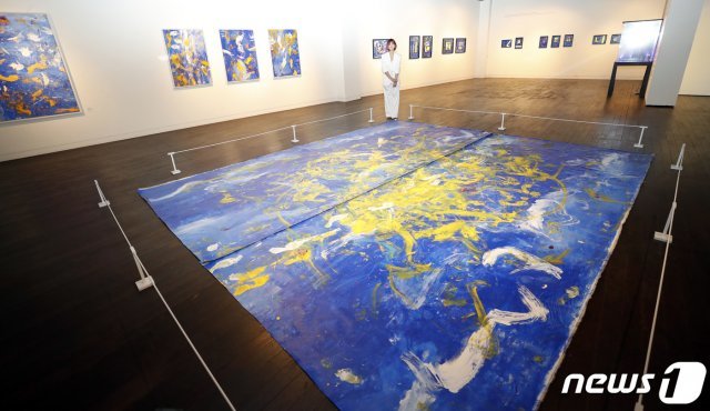 솔비(본명 권지안)가 13일 오전 서울 인사 가나아트센터에서 열린 개인전 ‘리얼 리얼리티(Real Reality)’ 기자회견에 앞서 자신의 그림 앞에서 포즈를 취하고 있다. 2019.6.13/뉴스1 © News1