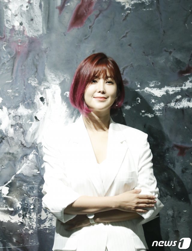 솔비(본명 권지안)가 13일 오전 서울 인사 가나아트센터에서 열린 개인전 ‘리얼 리얼리티(Real Reality)’ 기자회견에 앞서 자신의 그림 앞에서 포즈를 취하고 있다. 2019.6.13/뉴스1 © News1