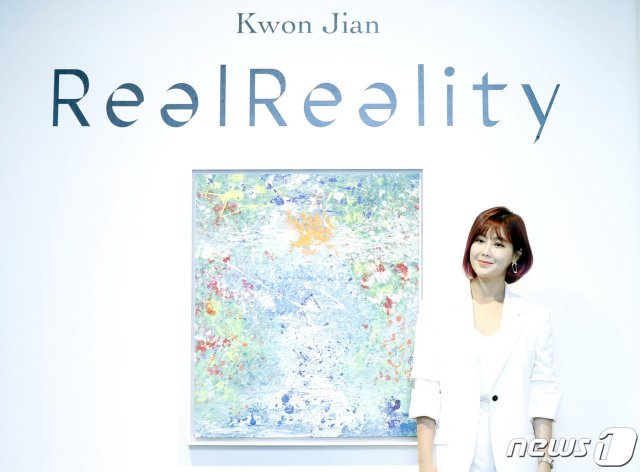 솔비(본명 권지안)가 13일 오전 서울 인사 가나아트센터에서 열린 개인전 ‘리얼 리얼리티(Real Reality)’ 기자회견에 앞서 자신의 그림 앞에서 포즈를 취하고 있다. 2019.6.13/뉴스1 © News1