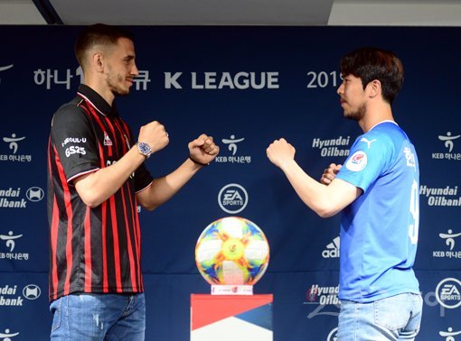 16일 서울월드컵경기장에서 열리는 FC서울과 수원삼성의 슈퍼매치 미디어데이가 13일 서울 종로구 신문로 축구회관에서 열렸다. FC서울 페시치와 수원삼성 한희권이 포토타임을 갖고 있다. 김종원 기자 won@donga.com