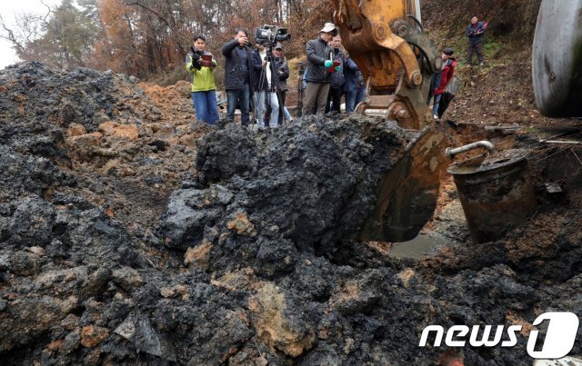 4일 전북 익산시 전북 익산시 함라면 장점마을 인근 한 비료공장의 불법폐기물 의혹에 대한 익산시와 환경과학원, 환경부, 익산장점마을비상민관대책협의회의 전수조사가 실시됐다. 내부에서 검은 흙이 굴착되어 나오고 있다. 2018.12.4 /뉴스1 © News1