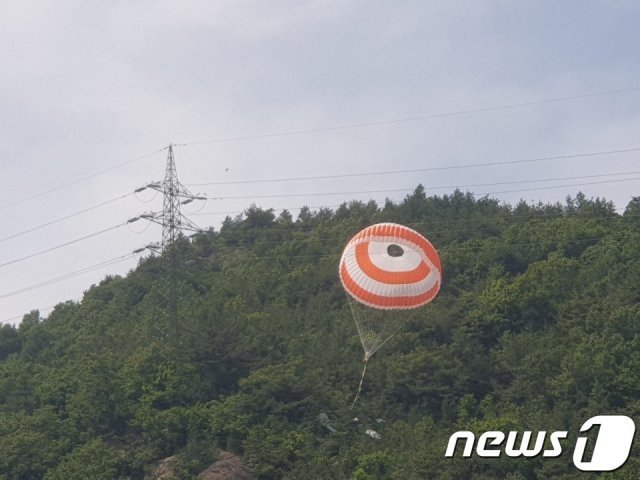 13일 오후 2시쯤 전남 여수시 소라면 소라초등학교 뒷편 야산에 경비행기가 추락하며 탈출한 조종사의 낙하산이 고압전선에 걸려있다.(독자 제공) 2019.6.13 /뉴스1 © News1