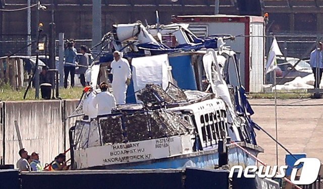 한국 정부합동신속대응팀과 헝가리 수상경찰이 13일 오전(현지시간) 헝가리 부다페스트 인근 체펠섬 코파시갓 선착장에 옮겨진 유람선 ‘허블레아니호’ 선체 정밀 수색활동을 하고 있다. 2019.6.13/뉴스1 © News1