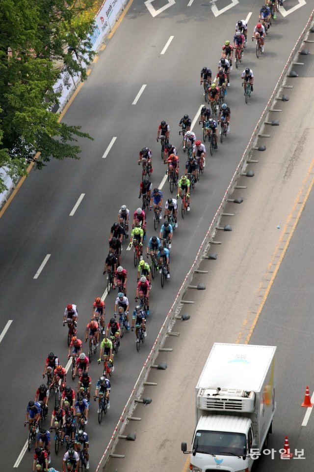 도로위를 달리는 국내 유일 대회

‘투르 드 코리아 2019’에 참가한 선수들이 12일 전북 군산 은파유원지 일대를 달리고 있다.