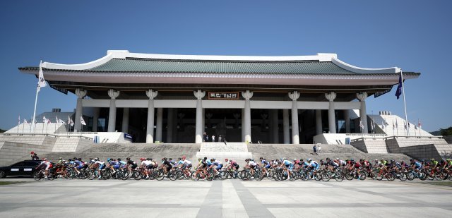 독립기념관 지나는 선수들

국내 유일의 국제사이클연맹(UCI) 도로 대회 ‘투르 드 코리아 2019’에 출전한 선수들이 13일 오전 충남 천안시 독립기념관 앞을 지나고 있다. 천안=최혁중 기자 sajinman@donga.com